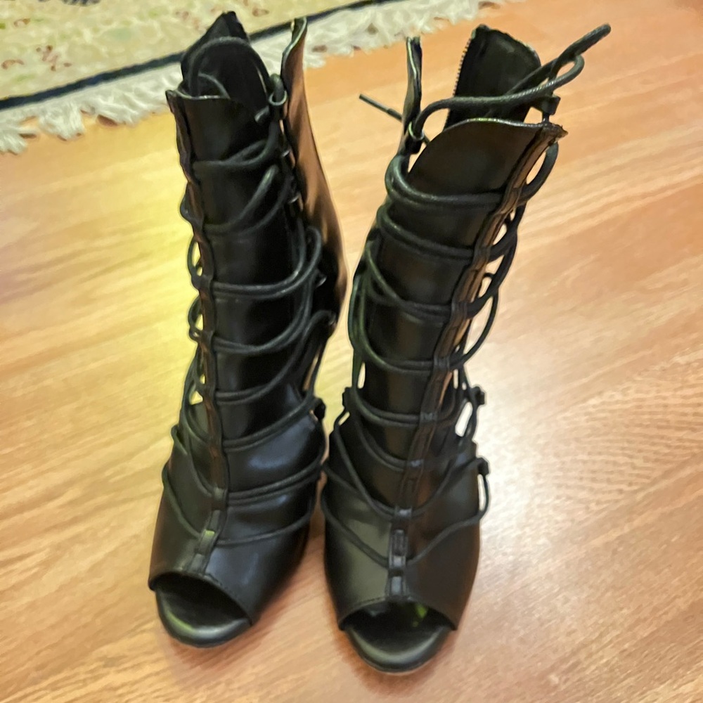 Bruju 3.5 in heels